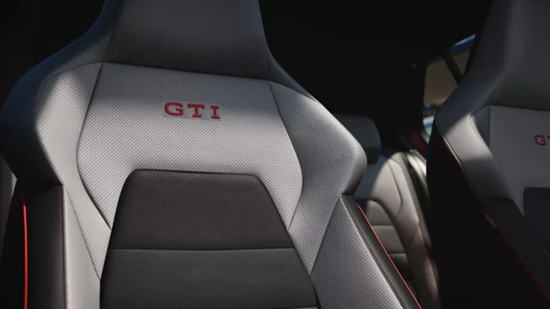 GTI 로고가 새겨진 폭스바겐 골프 GTI 프리미엄 스포츠 시트