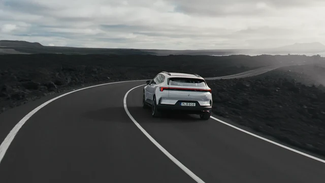 해안 도로를 달리는 짙은 색상의 폴스타 4 SUV