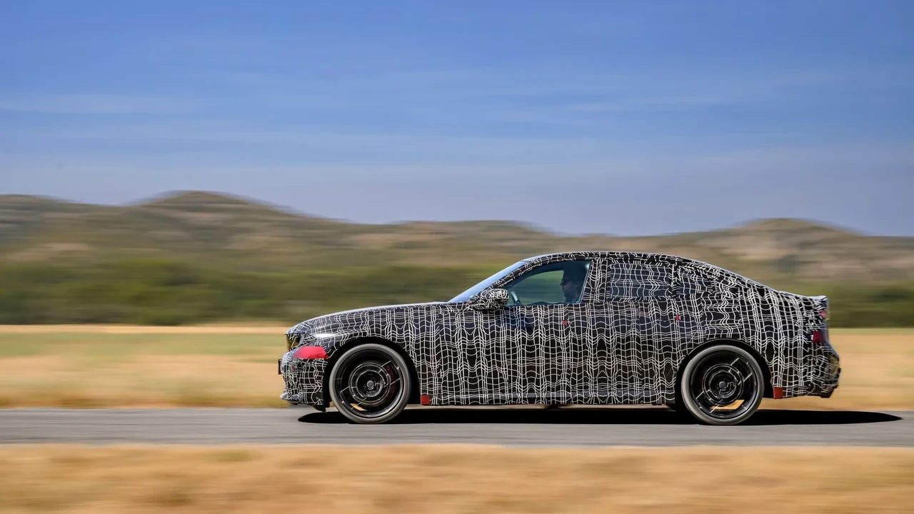 위장막을 두른 신형 BMW 3시리즈의 측면 주행 모습