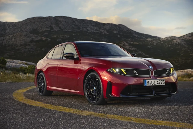 신형 BMW M350 xDrive 해외 공개 모델의 전측면
