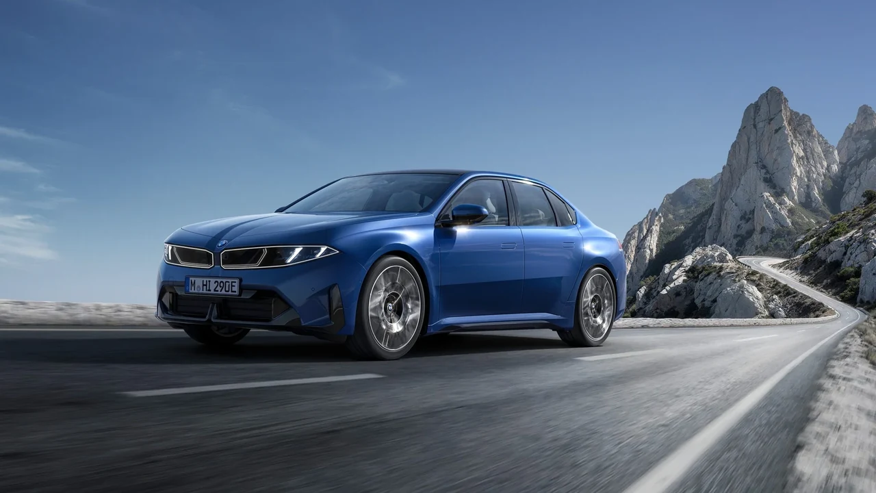 산악 도로를 달리는 순수 전기 BMW i3 50 xDrive