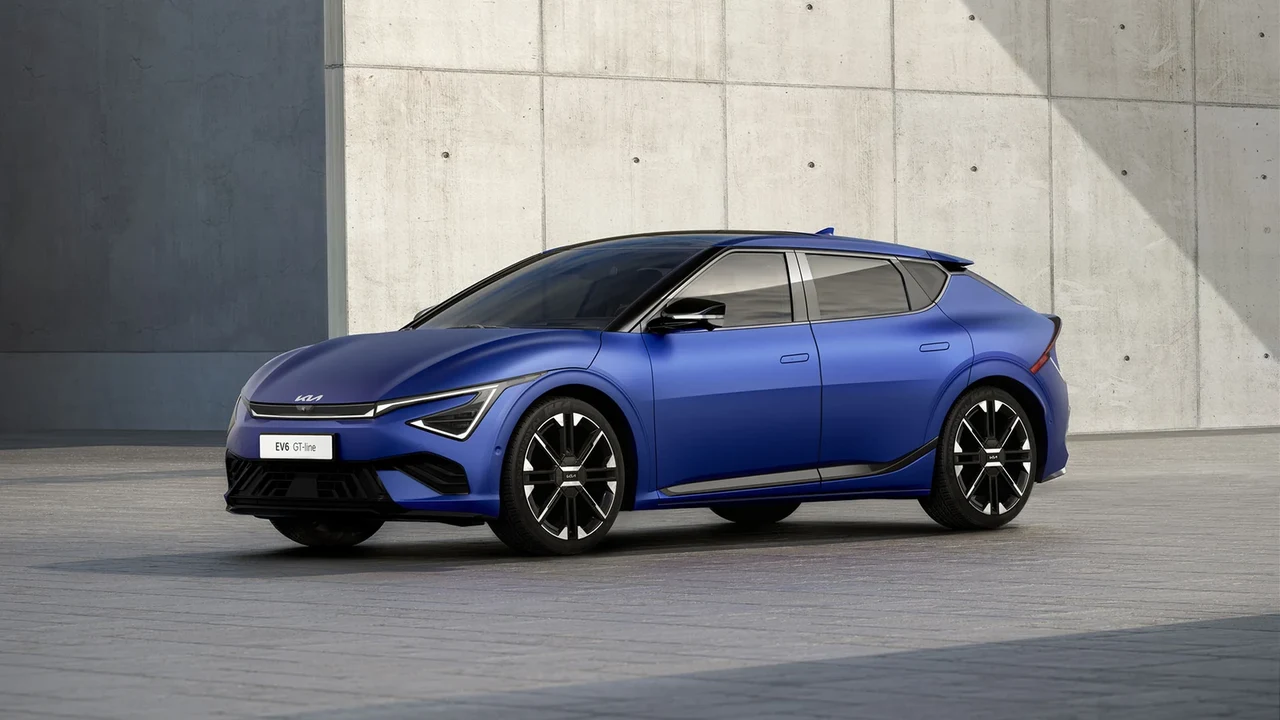 전용 범퍼 디자인을 적용한 파란색 기아 EV6 GT-Line 전측면