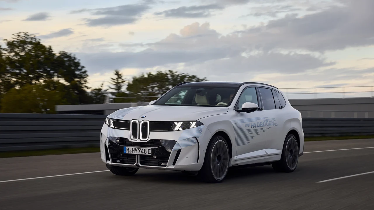 시험 트랙을 달리는 BMW iX5 Hydrogen 프로토타입