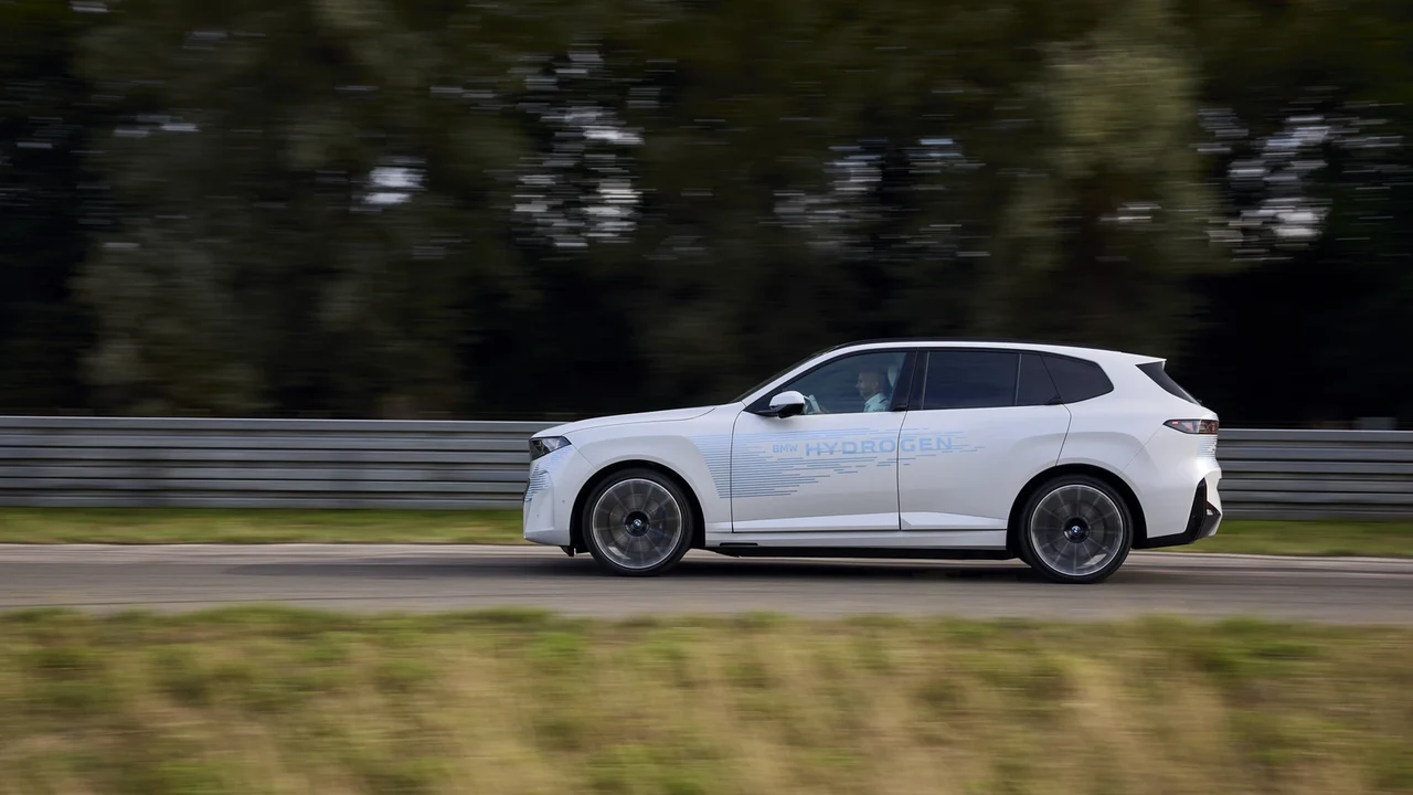 시험 트랙을 달리는 BMW iX5 Hydrogen 프로토타입의 측면