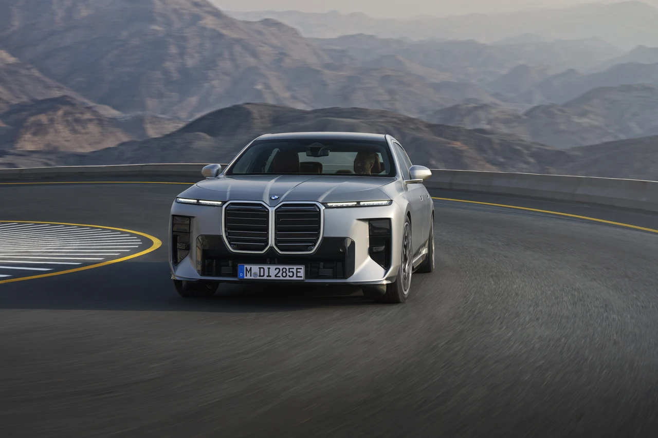 해외 공개 신형 BMW i7의 외관