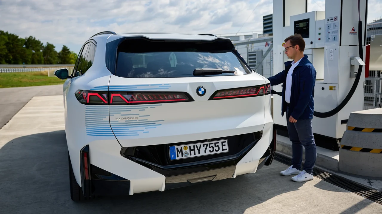수소 충전 중인 BMW iX5 Hydrogen 프로토타입의 후면