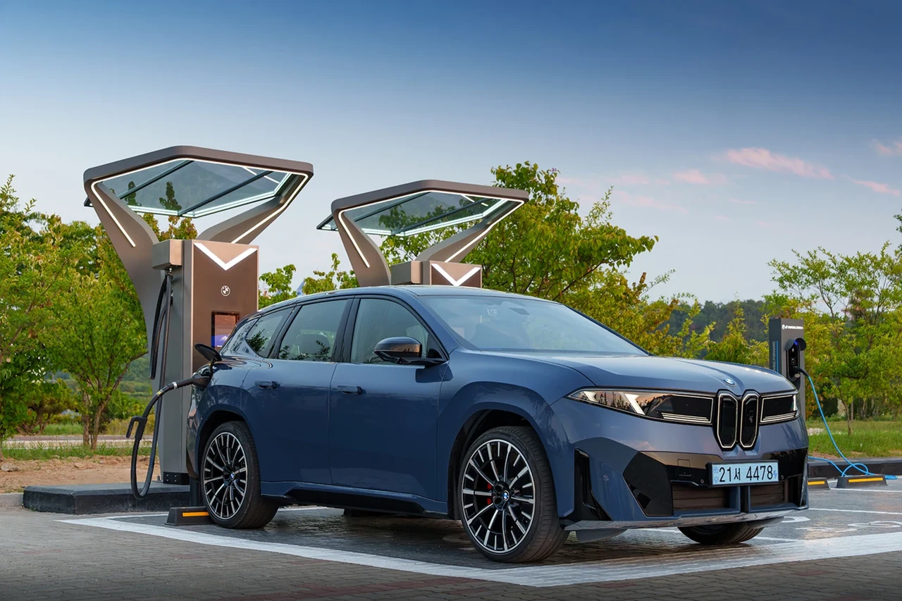 BMW 차징 스테이션에서 급속충전 중인 신형 iX3
