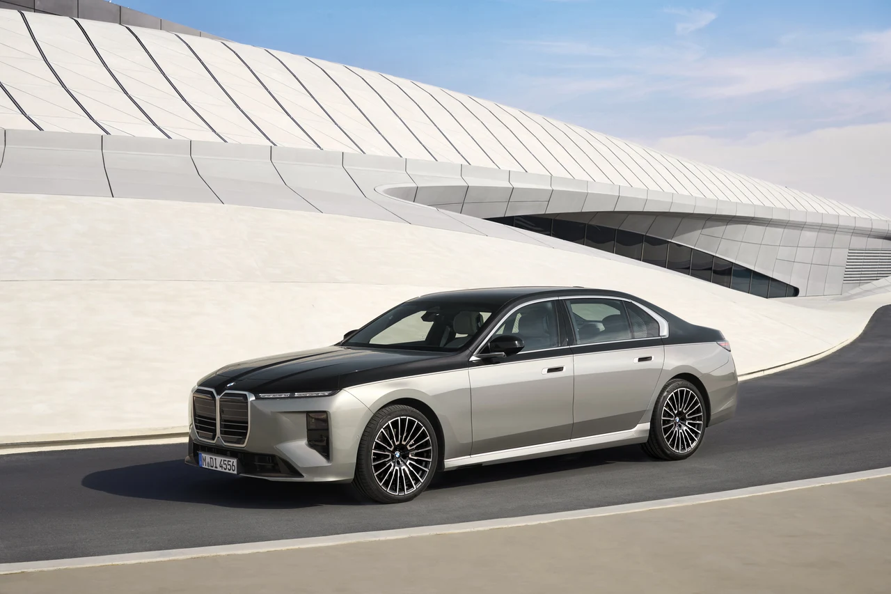 해외 공개 부분변경 BMW 7시리즈의 전측면