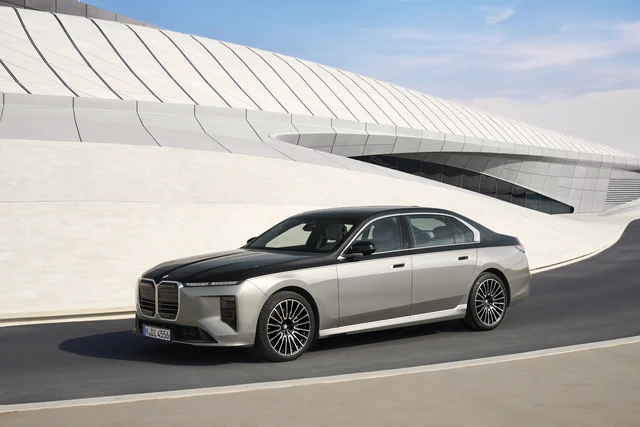 해외 공개 부분변경 BMW 7시리즈의 전측면