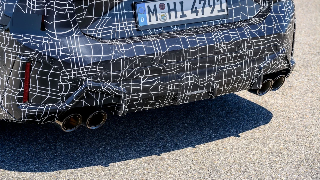 신형 BMW M350 xDrive 시험 차량의 네 개 배기구