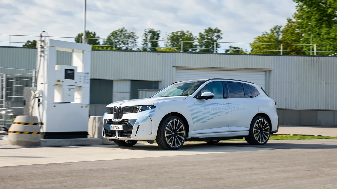 BMW iX5 Hydrogen 프로토타입이 수소충전소에 정차한 모습