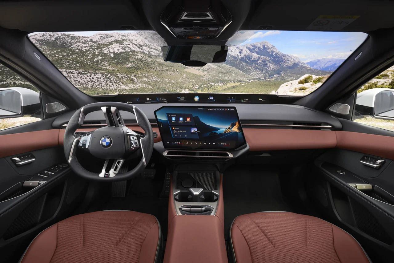 신형 BMW 3시리즈 해외 사양의 파노라믹 비전과 중앙 디스플레이