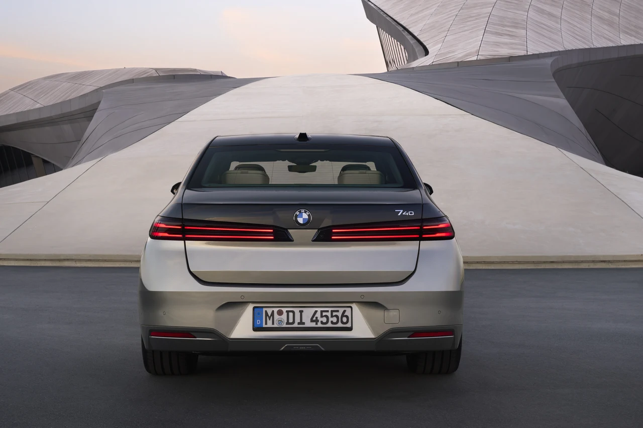 해외 공개 부분변경 BMW 7시리즈의 뒷모습