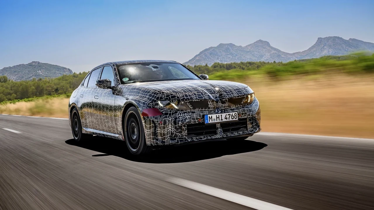 프랑스 시험 도로를 달리는 위장막 신형 BMW 3시리즈