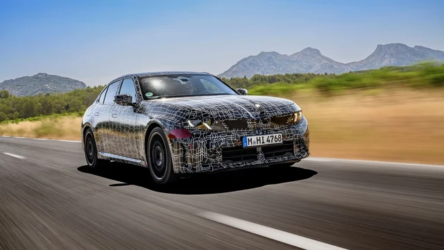 프랑스 시험 도로를 달리는 위장막 신형 BMW 3시리즈