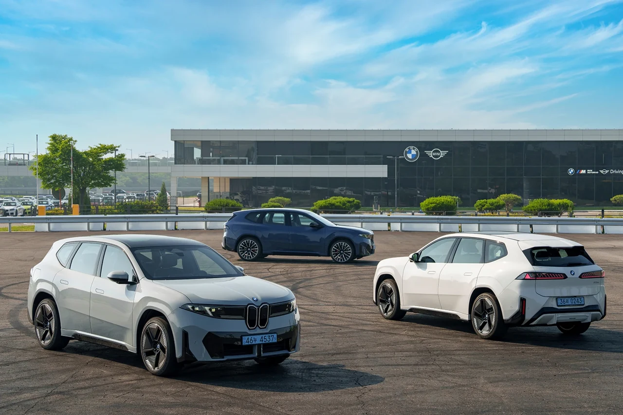BMW 드라이빙 센터에 전시된 여러 대의 신형 BMW iX3