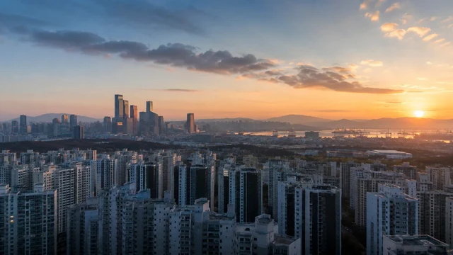 아파트와 금융지구, 산업 항만이 함께 보이는 한국 경제의 아침 풍경
