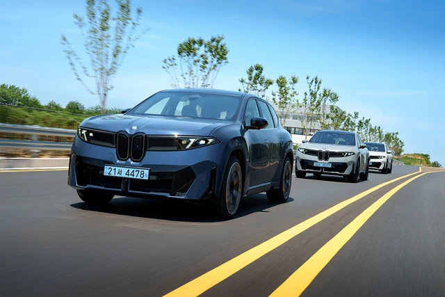 국내 도로를 주행하는 신형 BMW iX3 전측면