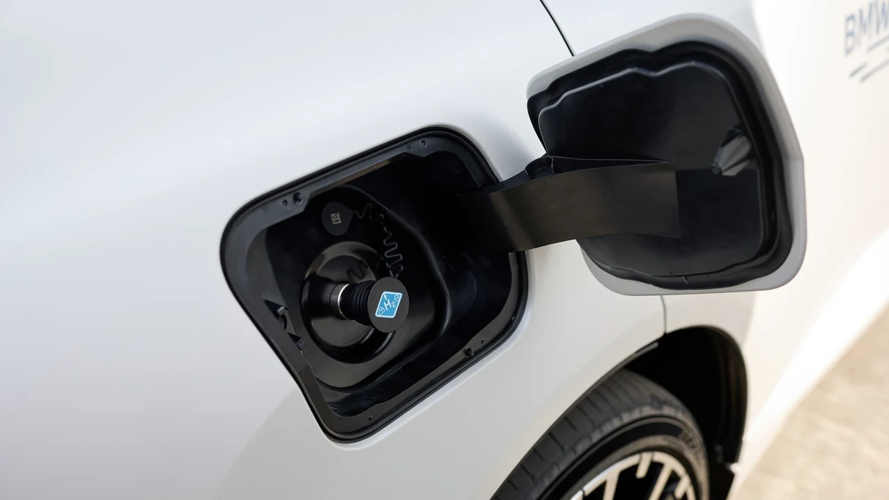 BMW iX5 Hydrogen의 수소 충전구와 고압 충전 연결부