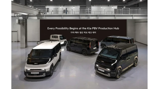 기아 PBV 생산 허브에 전시된 PV5 패신저와 카고 라인업